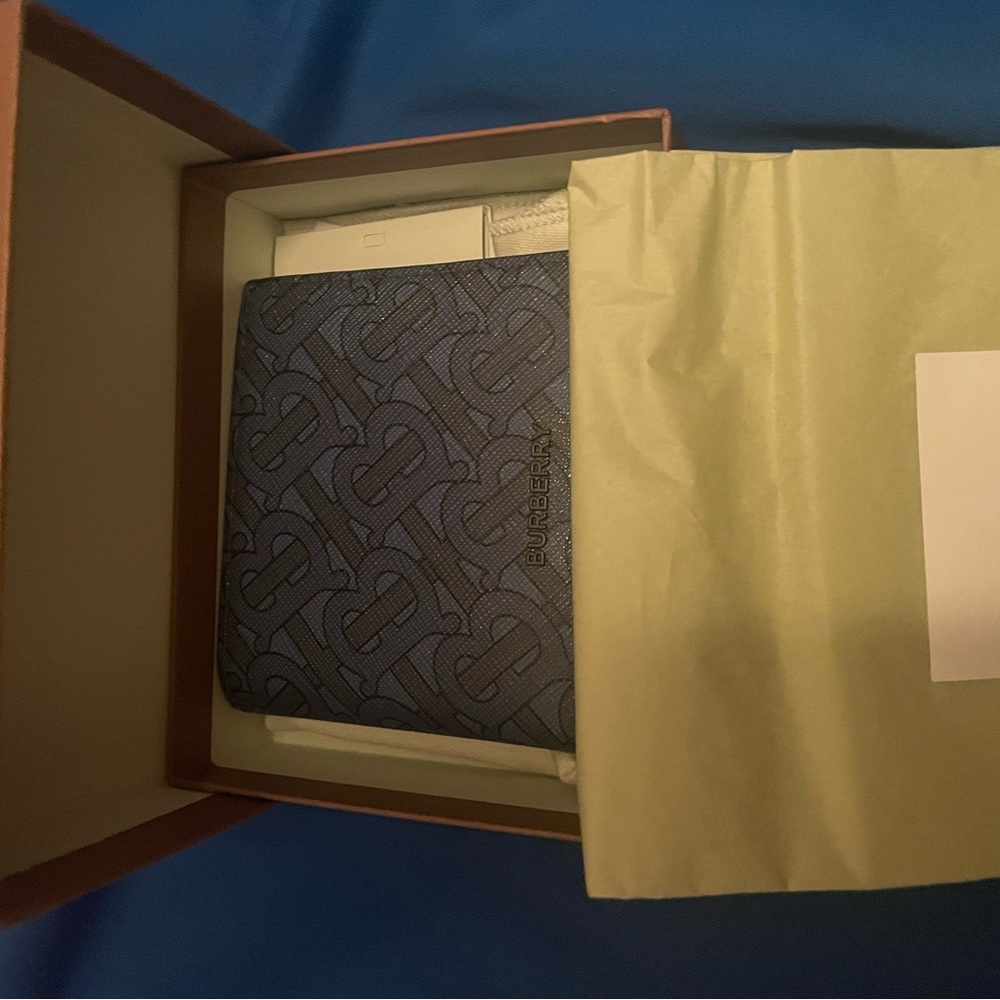*BRAND NEW* Men’s blue designed Burberry Bi-Fold Wallet.